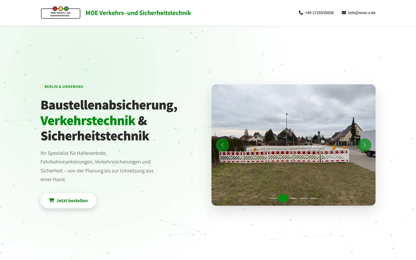 Startseite von moe-v.de: weiß und grün, Überschrift „Baustellenabsicherung, Verkehrstechnik & Sicherheitstechnik“, daneben ein Foto einer abgesicherten Baustelle